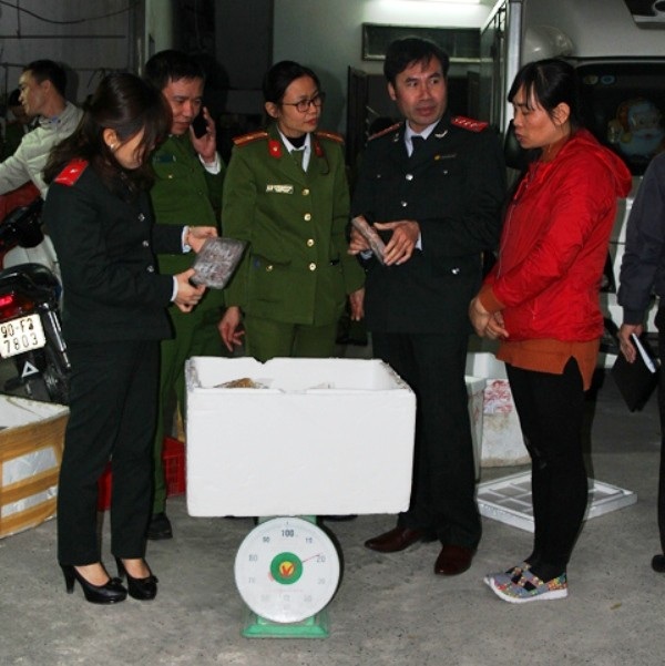 Thu giữ 130kg phô mai que; mực một nắng; chả ram… quá hạn, đang phân hủy - 1 Phòng Cảnh sát môi trường, Công an Hà Nam kiểm tra đột xuất kho thực phẩm đông lạnh của công ty TNHH Định Hơn (ảnh: Công an Hà Nam)