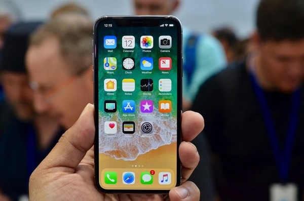 Cận cảnh iPhone X - điện thoại đặc biệt nhất từ trước đến nay của Apple - 1 iPhone X tạo ấn tượng với thiết kế không viền màn hình và nút Home vật lý đã được loại bỏ