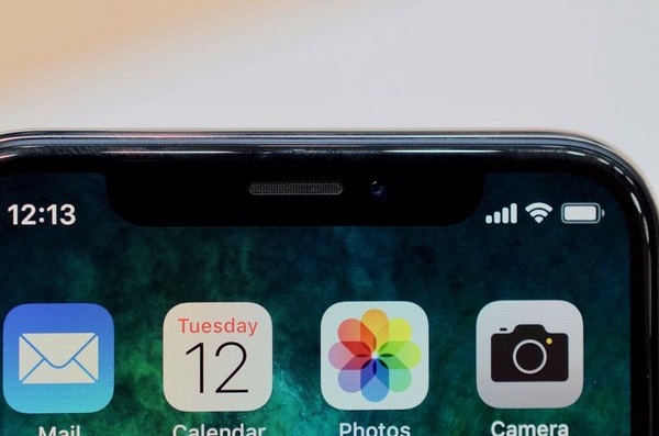 Cận cảnh iPhone X - điện thoại đặc biệt nhất từ trước đến nay của Apple - 2 Vị trí bố trí cụm camera và các cảm biến lấn vào bên trong màn hình ở cạnh trên