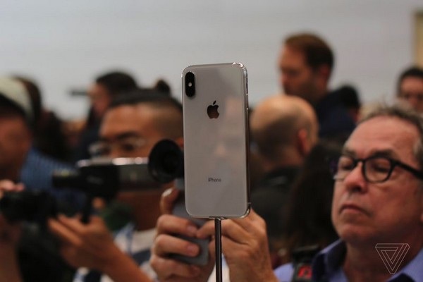 Cận cảnh iPhone X - điện thoại đặc biệt nhất từ trước đến nay của Apple - 4 Mặt lưng iPhone X bằng kính cường lực