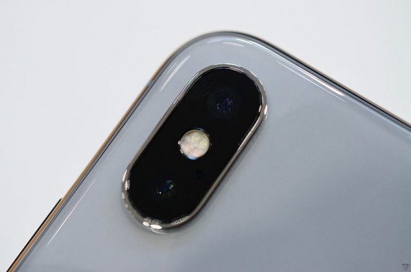 Cận cảnh iPhone X - điện thoại đặc biệt nhất từ trước đến nay của Apple - 5 Cận cảnh cụm camera kép được bố trí theo chiều dọc ở mặt sau sản phẩm