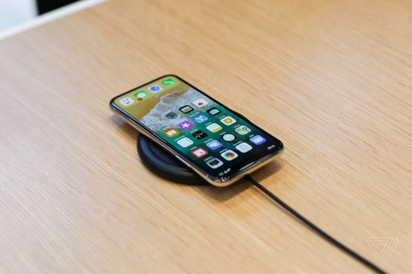Cận cảnh iPhone X - điện thoại đặc biệt nhất từ trước đến nay của Apple - 8 iPhone X được trang bị công nghệ sạc không dây theo chuẩn Qi