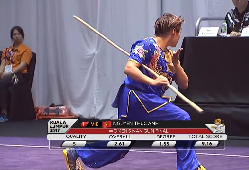 
Nguyễn Thục Anh trong bài thi nam côn nữ
