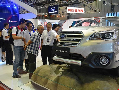 
Giá ô tô năm 2018 khó rẻ như kỳ vọng của người tiêu dùng Việt Nam. Trong ảnh: Khách hàng tìm mua xe tại triển lãm. Ảnh: Quang Huy
