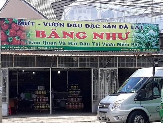Chủ quầy đặc sản hành hung du khách bị phạt 2,5 triệu đồng - 1 Cửa hàng đặc sản nơi bà Bích bị hành hung vì đòi trả lại chai nước cốt dâu