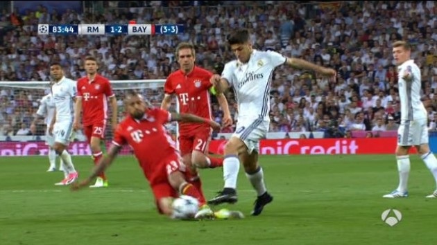 Real Madrid 4-2 Bayern Munich: Cú hattrick của C.Ronaldo - 7
Vidal bị đuổi khỏi sân ở phút 83, Bayern Munich phải chơi với 10 người trên sân