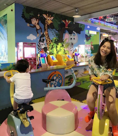 Tự Long làm thơ... xin lỗi vợ, Hà Hồ phủ nhận “cạch mặt” Mr Đàm - 17 Thu Minh đưa con trai đi chơi, nữ ca sĩ cũng không ngại khi chơi trò chơi cùng con. Cô viết thay lời con trai: Mỗi người một góc trời, mẹ đừng giành của Gấu nha.