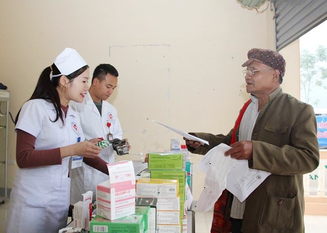 Cứ 100 người trưởng thành thì có 65 người bị cao huyết áp - 4 Đối với các bệnh thông thường, người dân được cấp phát thuốc miễn phí. Đối với các triệu chứng bệnh nặng được tư vấn, hướng dẫn lên tuyến trên để điều trị