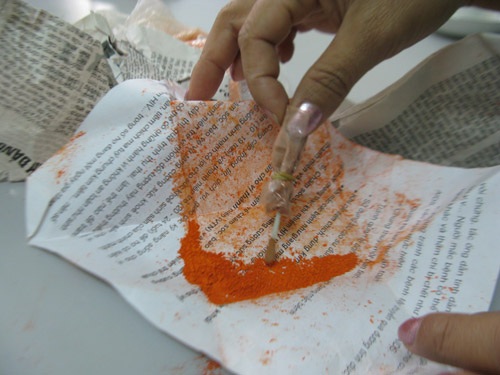 Thói quen vô tình gây ngộ độc chì mà nhiều bà nội trợ mắc phải - 2 Dùng thuốc cam trôi nổi có nguy cơ ngộ độc chì cao. (Ảnh minh họa)