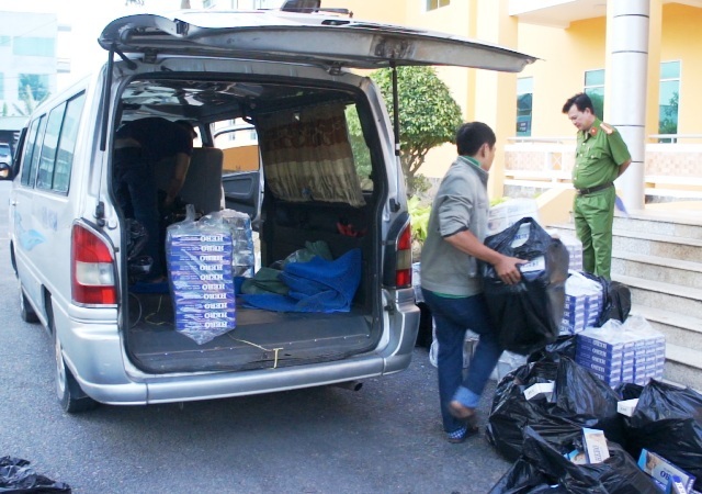 Số thuốc lá nhập lậu bị công an thu giữ.