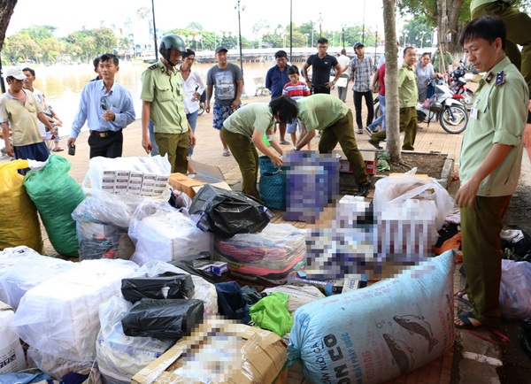 Thuốc lá lậu ồ ạt tuồn vào Việt Nam trước thời điểm Luật có hiệu lực - 2
Vụ giấu thuốc lá lậu vào bao thuốc nam và quần áo cũ vừa bị lực lượng chức năng phát hiện hôm 8/9 tại An Giang.