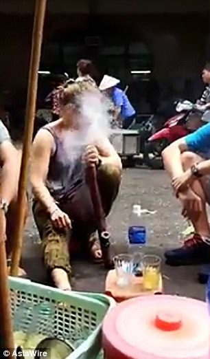 Du khách Tây hút thuốc lào rồi “lăn quay” ngã ra đất - 1 Nữ du khách nước ngoài thử hút thuốc lào Việt Nam