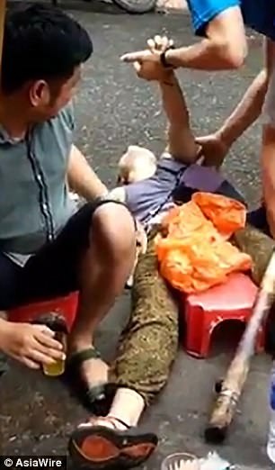Du khách Tây hút thuốc lào rồi “lăn quay” ngã ra đất - 2 Bất ngờ cô gái ngã lăn xuống đất vì say thuốc