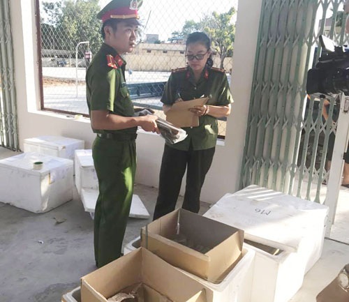 Dùng xe bán tải vận chuyển gần 2 tạ thuốc nổ đi tiêu thụ - 1 Cơ quan chức năng đang kiểm tra số thuốc nổ