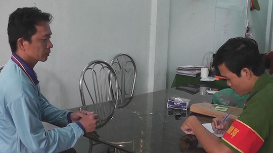 Báo động tình trạng vận chuyển thuốc lá nhập lậu gây mất trật tự xã hội nghiêm trọng - 1
Đối tượng Thưởng tại cơ quan điều tra (ảnh: Người lao động)