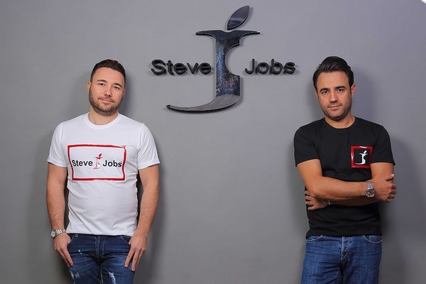 Apple thua kiện, “Steve Jobs” được dùng để đặt tên cho một hãng... thời trang - 1 Hai anh em Barbato cùng logo của thương hiệu thời trang “Steve Jobs”