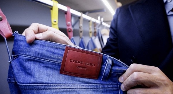 Apple thua kiện, “Steve Jobs” được dùng để đặt tên cho một hãng... thời trang - 2 Một chiếc quần jean mang thương hiệu Steve Jobs