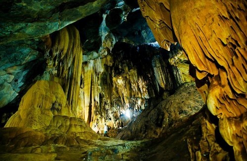 Một ngày thưởng ngoạn ở Thung Nai - 4 Khối thạch nhũ trong động Thác Bờ.