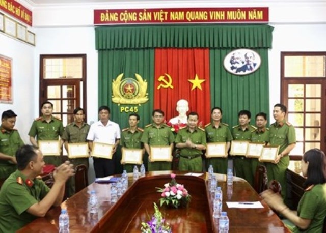 Nhiều tập thể, cá nhân được thưởng nóng sau khi phá nhanh vụ án (ảnh:laodong.com.vn)