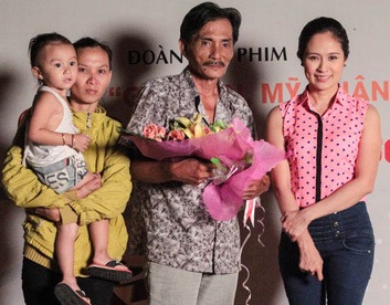 Cuộc đời "chìm nổi" của dàn diễn viên “Nước mắt học trò” sau 24 năm - 13 Hiện nay nam diễn viên sống tại Phan Rang cùng với gia đình. Thương Tín đưa Kim Chi, người vợ hiện tại và con gái tới buổi tiệc chia tay anh sau khi đóng xong phim Già gân, mỹ nhân và găng tơ.