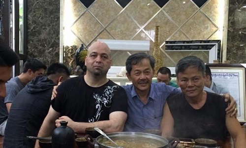 Hoan hô tinh thần thượng võ - 1
Sau trận đấu, họ là những người bạn. Võ sư Đoàn Bảo Châu (phải) ngồi cùng anh trai, võ sư Đoàn Đình Long - cựu HLV trưởng đội tuyển Karate quốc gia Việt Nam và võ sư Pierre (trái) sau trận đấu ở Hà Nội. (Ảnh Vnexprees)