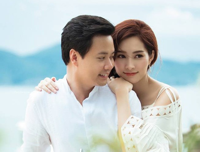Đám cưới ngọt ngào của Hoa hậu Thu Thảo và cụm từ “Giáo sư âm nhạc” bị huỷ - 3 Chú rể của Đặng Thu Thảo là một doanh nhân thành đạt, sinh ra trong gia đình có gia thế và làm ăn có tiếng. Ở tuổi 28, Trung Tín từng góp mặt trong Top 30 người trẻ thành đạt trong cuộc bình chọn của Forbes Việt Nam hồi tháng 2/2015. Về học vấn, Nguyễn Trung Tín từng tốt nghiệp đại học Melbourne (Úc) năm 2011 với bằng thạc sỹ về Thương mại.