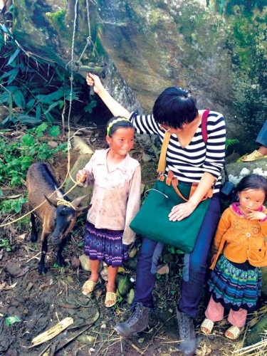 
Thu Trang- nữ nhà báo mắc nợ với trẻ em vùng cao.
