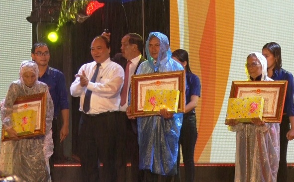 Thủ tướng tri ân người có công cách mạng tiêu biểu - 1
Thủ tướng Chính phủ Nguyễn Xuân Phúc trao tặng danh hiệu cao quý Bà Mẹ Việt Nam Anh hùng cho 3 Mẹ