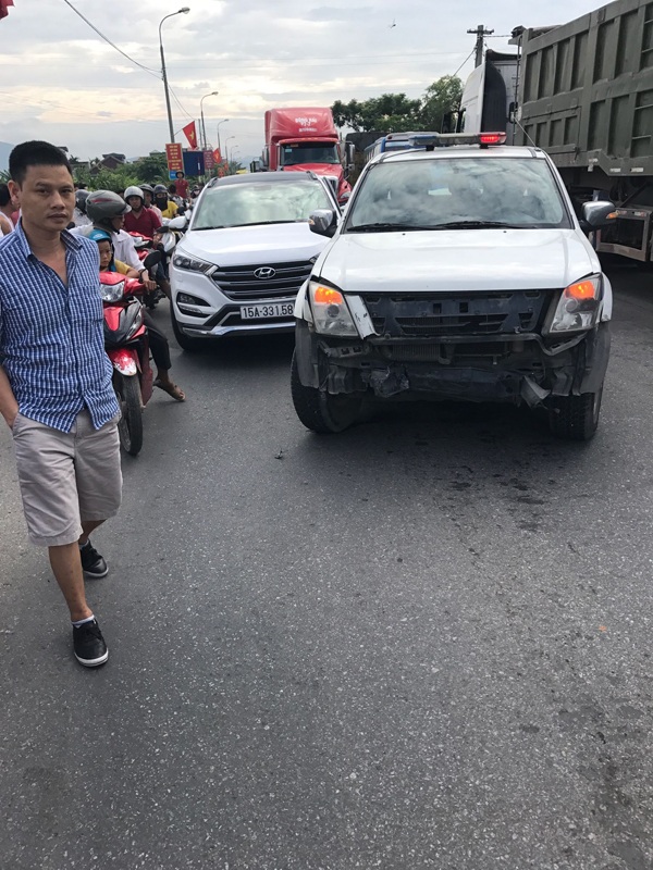 Khởi tố tài xế "xe điên" chống đối, tấn công cảnh sát giao thông - 2 Xe ô tô CSGT bị đối tượng tông hỏng (ảnh: công an cung cấp)