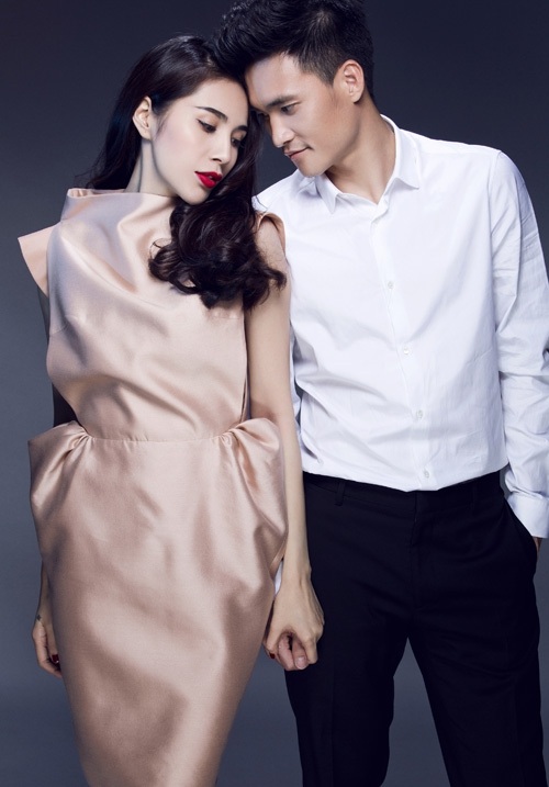 Công Vinh từng khuyên Thuỷ Tiên hãy dừng lòng tham lại... để thấy hạnh phúc - 3 Cả hai luôn nắm chặt tay nhau.