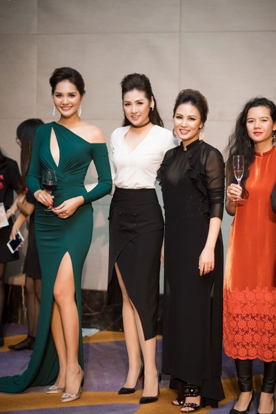 Tham dự sự kiện ý nghĩa này còn có Hoa hậu Hương Giang (ngoài cùng, bên trái).