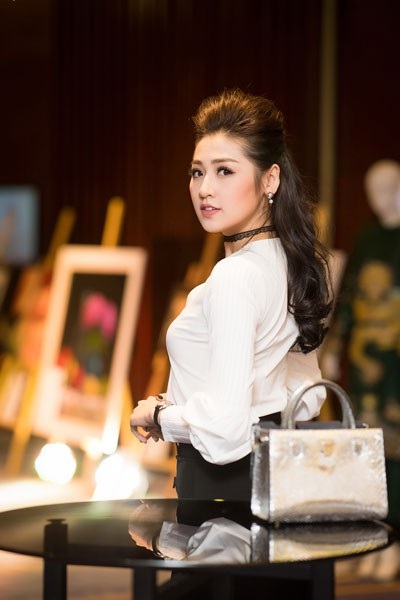 Tú Anh lựa chọn trang phục thanh lịch mà vẫn toát ra vẻ gợi cảm...