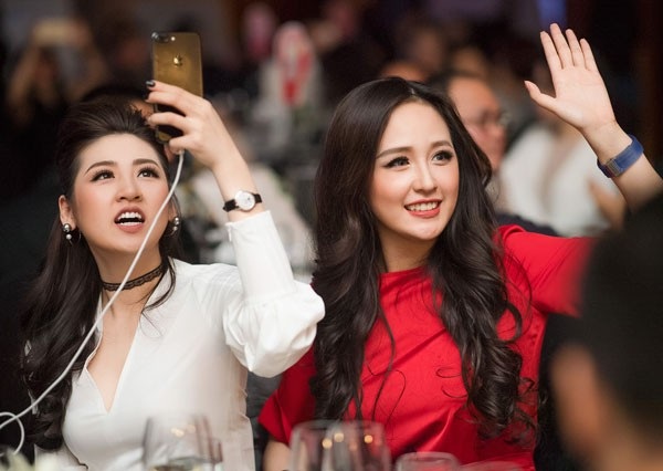 Tại sự kiện, Á hậu Tú Anh tái ngộ đàn chị, Hoa hậu Mai Phương Thúy. Nếu như Tú Anh lựa chọn trang phục thanh lịch thì đàn chị, Hoa hậu Mai Phương Thúy quyến rũ với thiết kế màu đỏ.