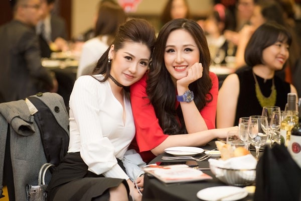 Hai người đẹp trò chuyện vui vẻ và lưu lại những khoảnh khắc đẹp.