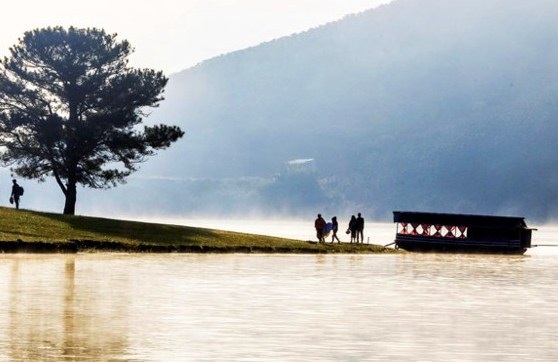Ngăn chặn hoạt động du lịch "chui" trên hồ Đankia- Suối Vàng - 1 Thuyền hoạt động trái phép đưa du khách đi dã ngoại ở hồ Đankia- Suối Vàng