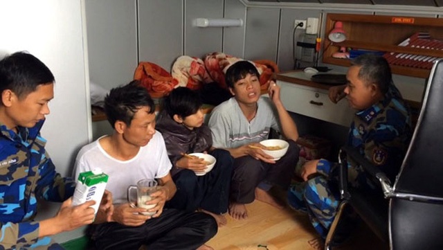 Chìm tàu, lộ ra nhiều sai phạm - 1 Các thuyền viên tàu Bạch Đằng 06 được cứu sống khi gặp nạn trên địa phận Bạch Long Vĩ