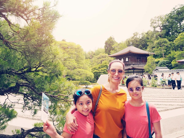 Suli và Su ti diện đồ giống nhau khi dạo chơi cùng đại gia đình tại Ginkaku-ji.