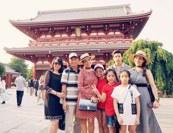 Đại gia đình nhà Thúy Hằng- Thúy Hạnh vừa trải nghiệm chuyến du ngoạn Nhật Bản vừa vui vẻ vừa ý nghĩa.