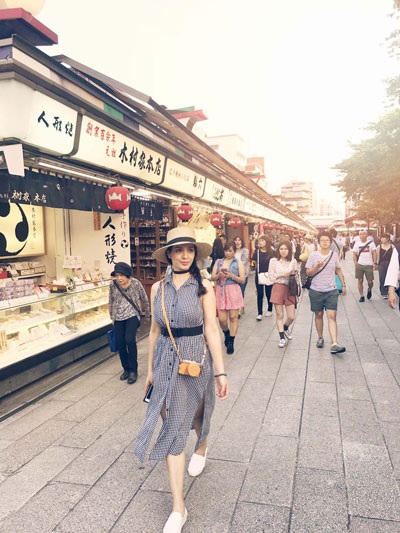 Thúy Hằng tâm sự, dù công việc của cô và em gái rất bận rộn nhưng cả hai đều coi trọng việc giữ gìn tổ ấm, đặc biệt là việc chăm lo cho các con có tuổi thơ phong phú.