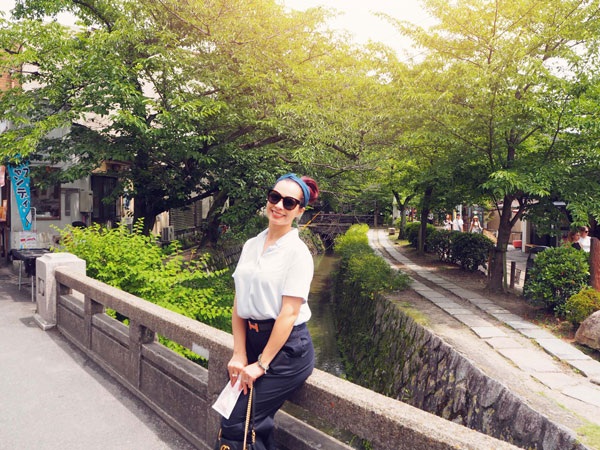 Thúy Hằng chụp ảnh tại Kyoto.