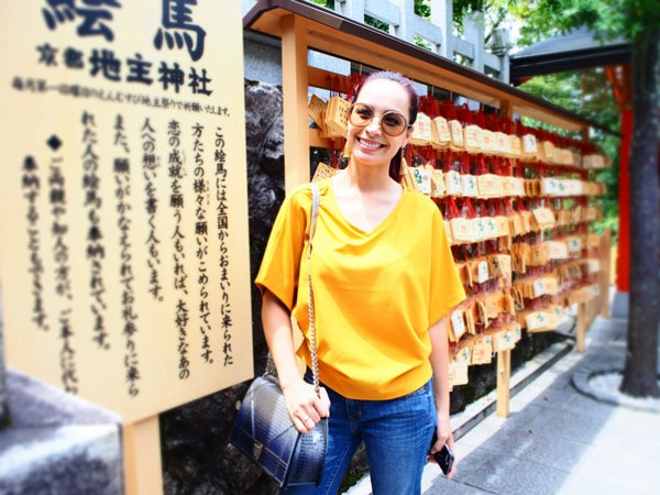 Thúy Hạnh rạng ngời với áo màu vàng khi tham quan Ginkaku-ji.