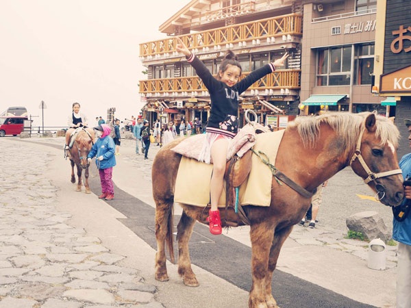 Bé Tuyền, con gái Thúy Hằng cưỡi ngựa khi đi chơi Núi Phú Sĩ.