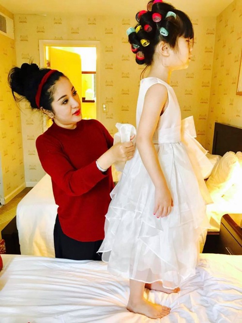 Vợ chồng Hồng Ngọc kỷ niệm ngày cưới, Đan Trường thể hiện vai trò "ông bố đảm" - 21 Thuý Nga chăm sóc con gái từng ly từng tý: Có mỗi mụn con, lo cho nó không thì bà mẹ cũng đầu bù tóc rối.