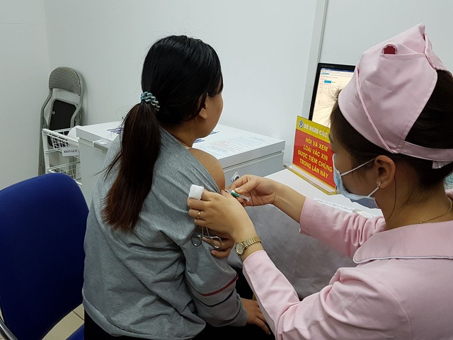 Vào mùa ho gà, gần 20 trẻ nhập viện Nhi Trung ương - 2 Tiêm phòng thuỷ đậu cho người lớn tại Viện Vệ sinh dịch tễ Trung ương. Ảnh: H.Hải