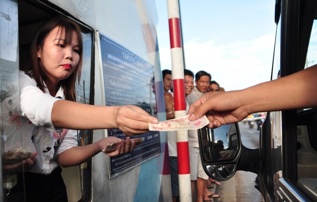 Trưởng công an xã đá văng thau cá và tàu đường sắt trên cao “dàn trận” chờ ngày lăn bánh - 10 Sáng sớm 2/10, nhiều tài xế dùng tiền lẻ để mua vé qua trạm thu phí khiến giao thông qua đây bị ùn tắc. Chủ đầu tư Trạm thu phí BOT quốc lộ 1 - tuyến tránh Biên Hòa buộc phải xả trạm để giải quyết tình hình. (Ảnh: Vĩnh Thủy)