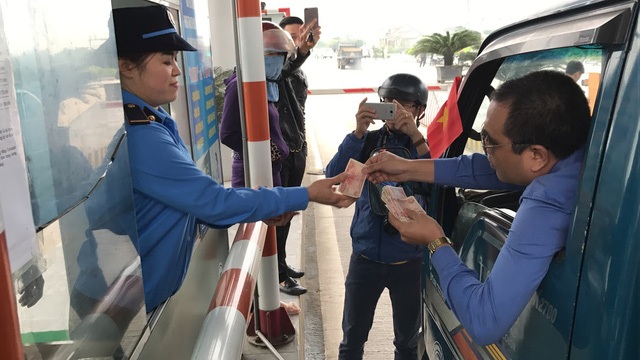 Ngày 2/4, rất đông người dân ở huyện Nghi Xuân (Hà Tĩnh) và TP Vinh (Nghệ An) lái ô tô dán băng rôn, dùng nhiều xấp tiền lẻ để mua vé tại trạm thu phí BOT Bến Thủy 1 khiến giao thông 2 bên cầu Bến Thủy 1 bị ách tắc nghiêm trọng. Sau đó, Bộ GTVT có văn bản thông báo giảm 50% giá cho phương tiện của người dân sống gần cầu. Tuy nhiên, đến ngày 6/4, hơn 100 tài xế ô tô tiếp tục dùng tiền lẻ mua vé qua cầu Bến Thủy. (Ảnh: Xuân Sinh)