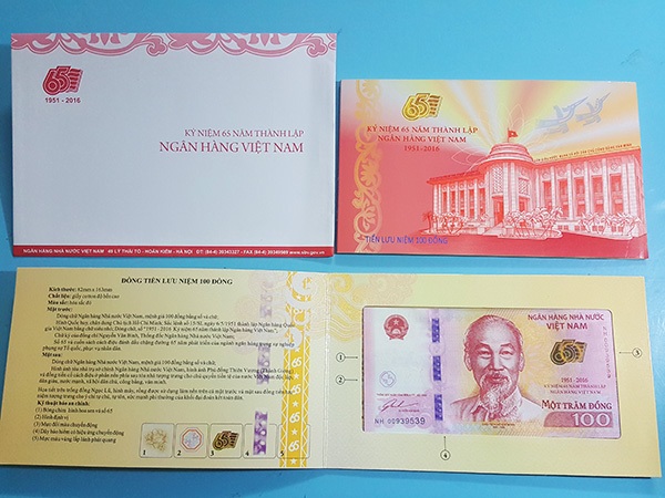 Tiền lưu niệm 100 đồng được bán giá đắt gấp ba lần sau một năm - 4 Sau 1 năm, nhận thấy có nhiều người tìm mua nên một số chủ hàng bung lượng lớn tiền mua gom trước đó để bán ra kiếm lời