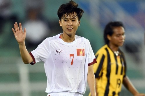 Bà bán vé số dạy bơi miễn phí cho trẻ được tôn vinh là phụ nữ tiêu biểu toàn cầu - 3 Tiền vệ Nguyễn Thị Tuyết Dung.