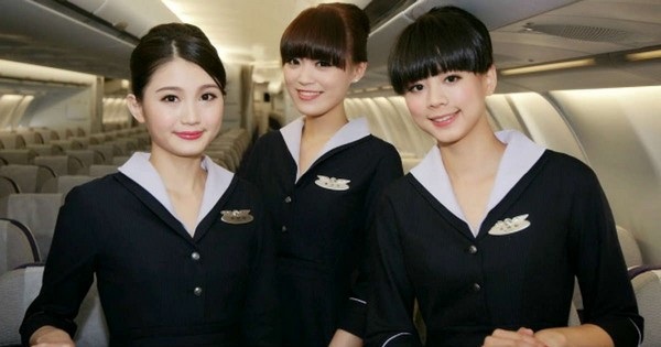 Cụ ông 70 tuổi đá nữ tiếp viên hàng không khi được yêu cầu thắt dây an toàn - 1 Hai nữ tiếp viên đã bị tấn công chỉ vì yêu cầu hành khách thắt dây an toàn (Ảnh minh họa)