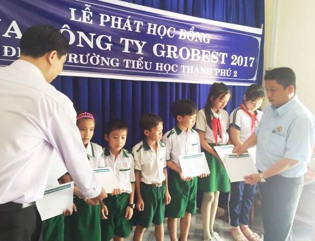 60 suất học bổng Grobest Việt Nam đến với học sinh Cà Mau, Bạc Liêu - 2 Ông Tăng Văn Hoa- Giám đốc Công ty Grobest Việt Nam tại Cà Mau (phải) trao học bổng cho các em học sinh Trường Tiểu học Thạnh Phú 2 (xã Thạnh Phú, huyện Cái Nước).
